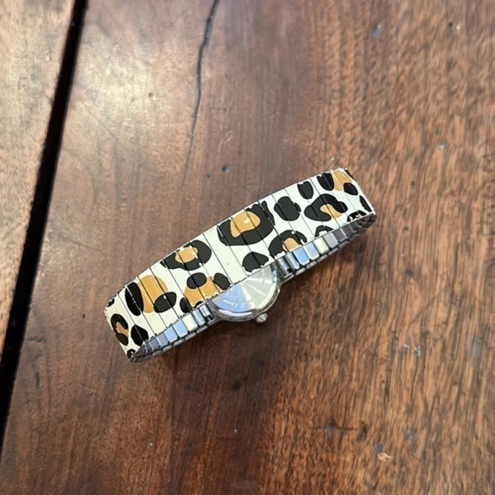 Vintage ladies quartz animal print band watch
